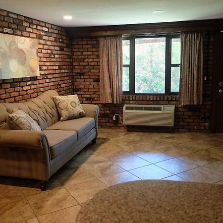 Chalet Inn & Suites Centerport Экстерьер фото
