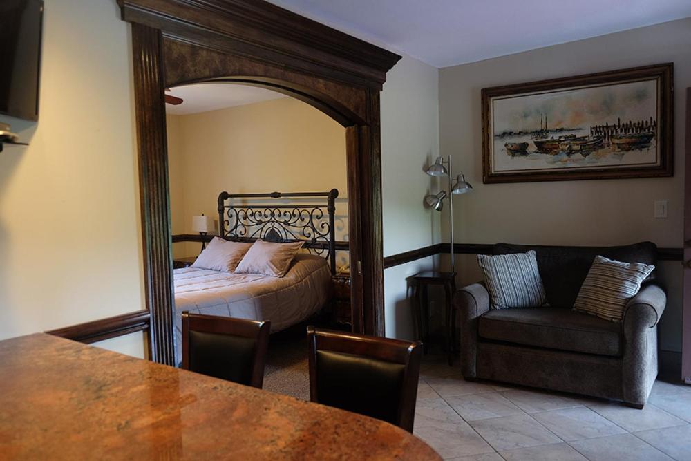 Chalet Inn & Suites Centerport Экстерьер фото