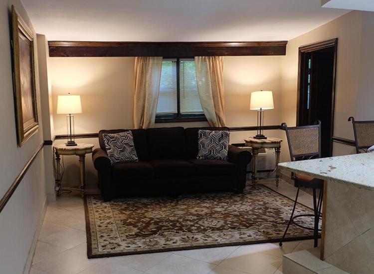 Chalet Inn & Suites Centerport Экстерьер фото