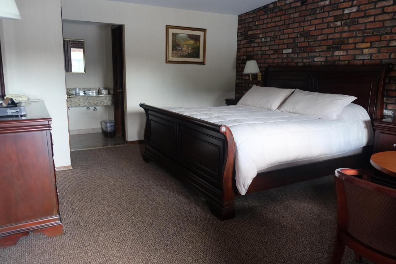 Chalet Inn & Suites Centerport Экстерьер фото