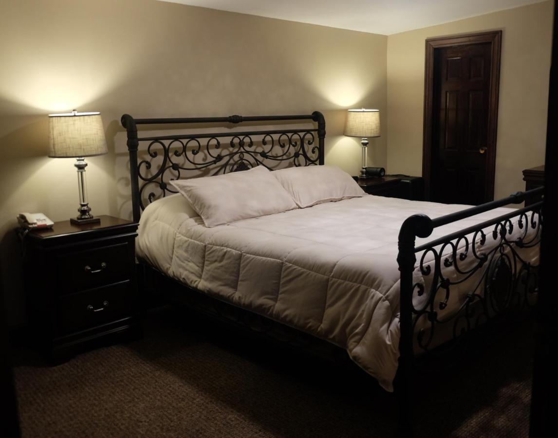 Chalet Inn & Suites Centerport Экстерьер фото
