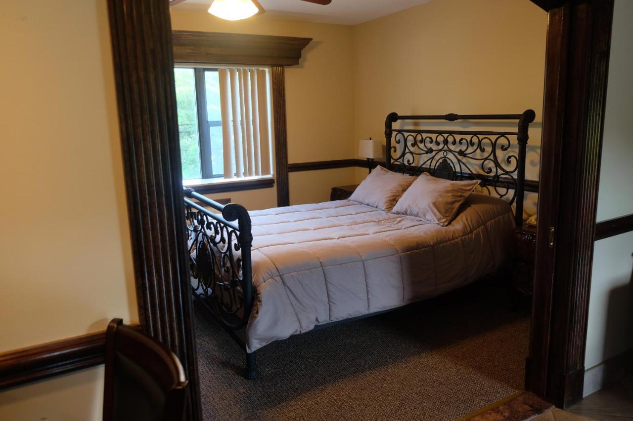 Chalet Inn & Suites Centerport Экстерьер фото