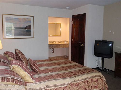 Chalet Inn & Suites Centerport Экстерьер фото