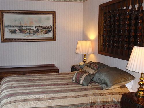 Chalet Inn & Suites Centerport Экстерьер фото