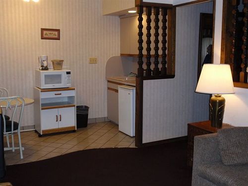 Chalet Inn & Suites Centerport Экстерьер фото