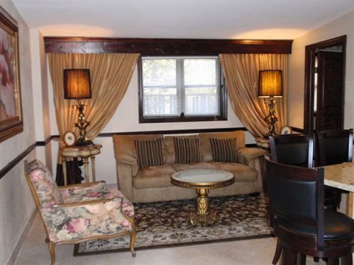 Chalet Inn & Suites Centerport Экстерьер фото