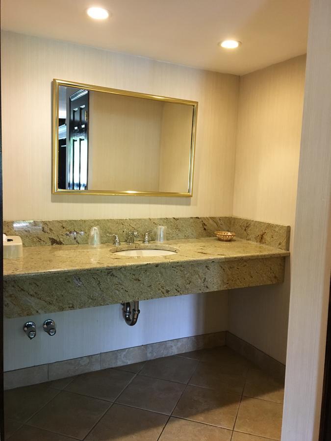 Chalet Inn & Suites Centerport Экстерьер фото