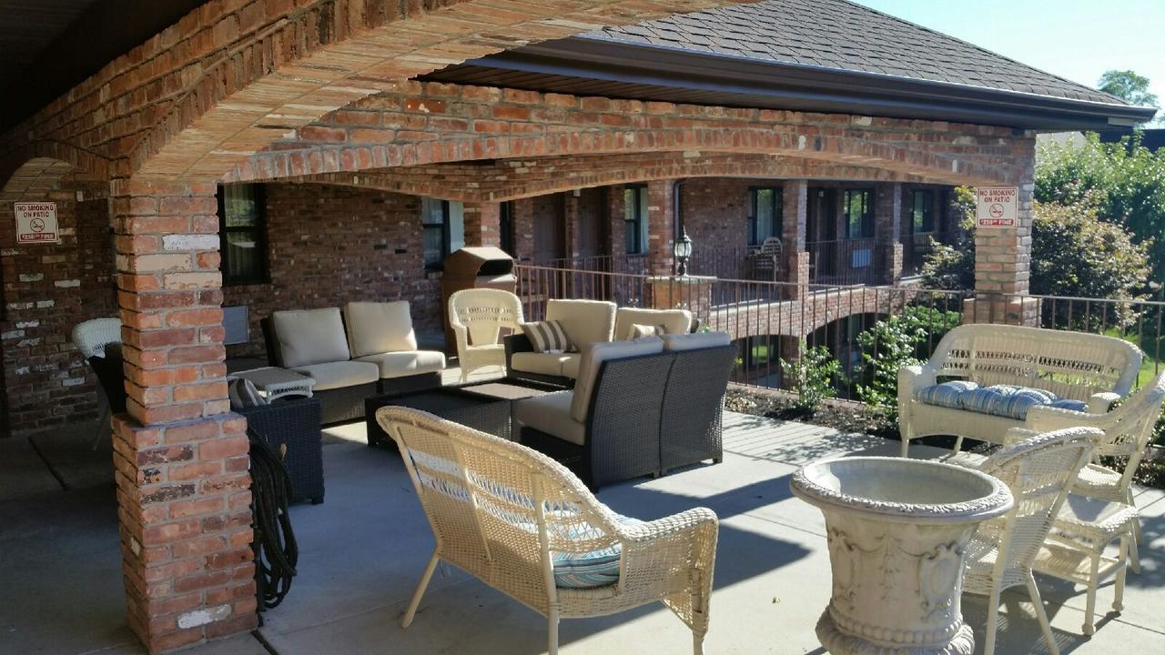 Chalet Inn & Suites Centerport Экстерьер фото