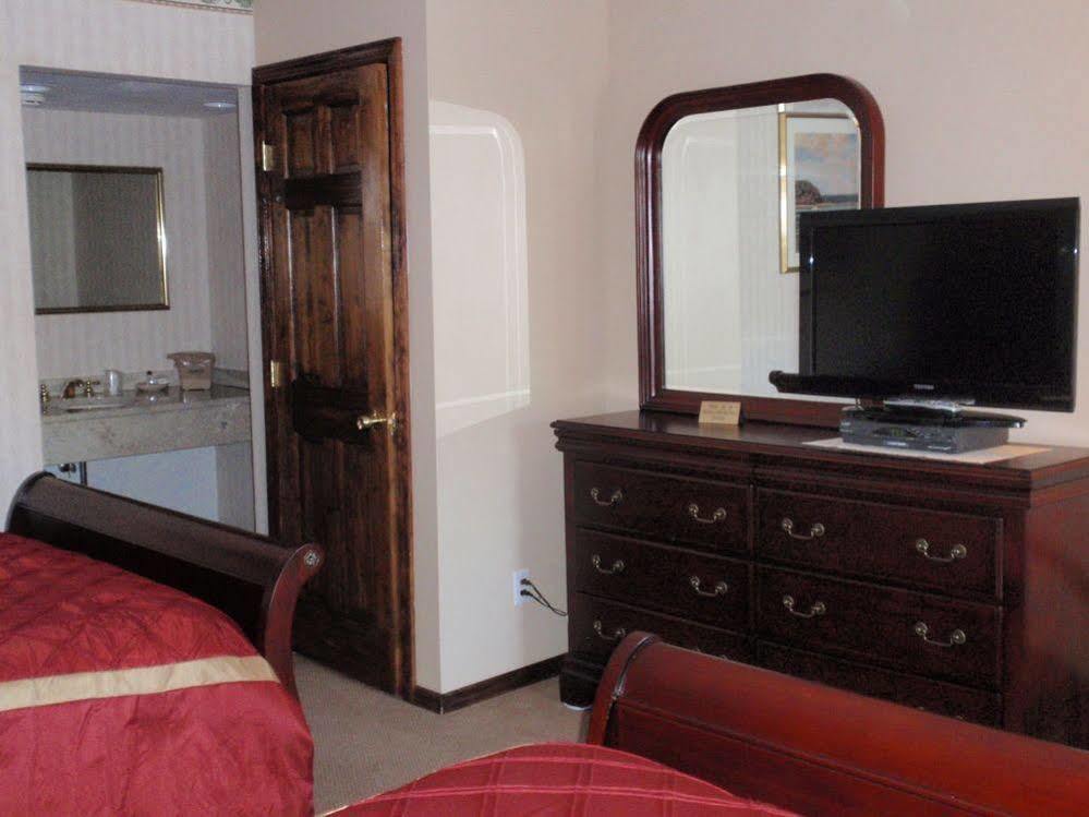Chalet Inn & Suites Centerport Экстерьер фото